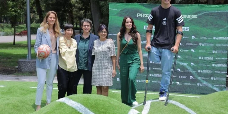 Inauguran cancha de futbol inspirada en las desigualdades