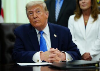 Va Trump por drogas que “entran por tierra”