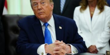 Va Trump por drogas que “entran por tierra”