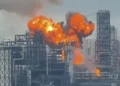Ataque masivo con drones ucranianos impacta refinería en Moscú