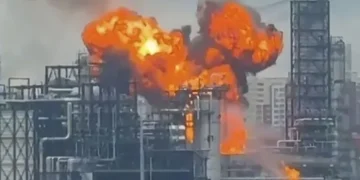 Ataque masivo con drones ucranianos impacta refinería en Moscú