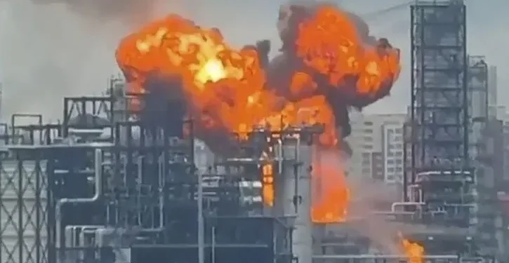 Ataque masivo con drones ucranianos impacta refinería en Moscú