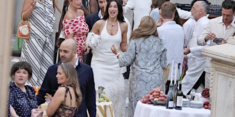 Deslumbra Dua Lipa con boda