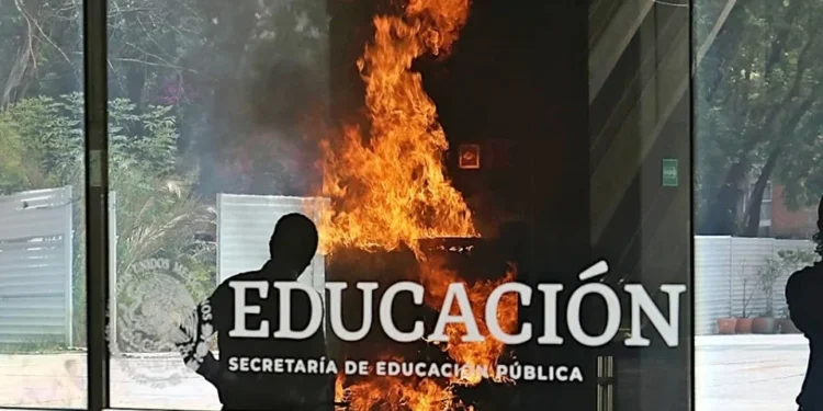Destrozan oficinas y Gobierno ruega