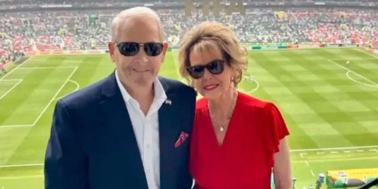 Felicita Embajador de EU a México por arranque de Mundial