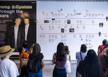 La “conexión” entre Trump y Epstein se expone a un kilómetro y medio de la Casa Blanca