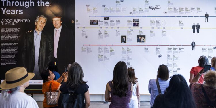 La “conexión” entre Trump y Epstein se expone a un kilómetro y medio de la Casa Blanca