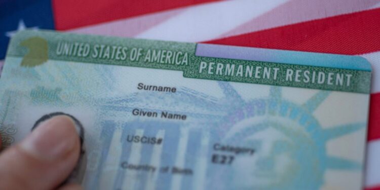 Gobierno de Trump amenaza con revocar la ciudadanía a acusados de fraude migratorio