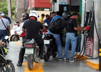 Toman maestros gasolineras en Chiapas; regalan combustible