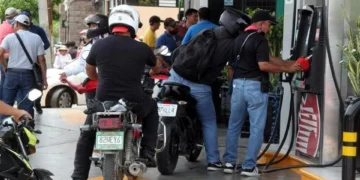 Toman maestros gasolineras en Chiapas; regalan combustible