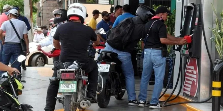 Toman maestros gasolineras en Chiapas; regalan combustible