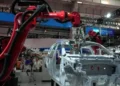 Reemplaza GM más de 1,000 empleados con 50 robots en Detroit
