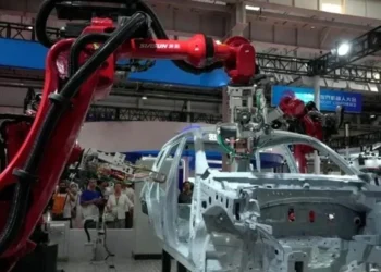 Reemplaza GM más de 1,000 empleados con 50 robots en Detroit