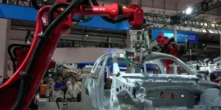 Reemplaza GM más de 1,000 empleados con 50 robots en Detroit