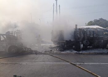 Explota pipa tras chocar en la carretera Cárdenas-Coatzacoalcos; no hay heridos