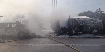 Explota pipa tras chocar en la carretera Cárdenas-Coatzacoalcos; no hay heridos