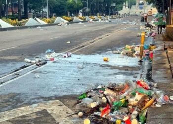 Retiran 40 toneladas de basura tras festejos en Zócalo y Reforma