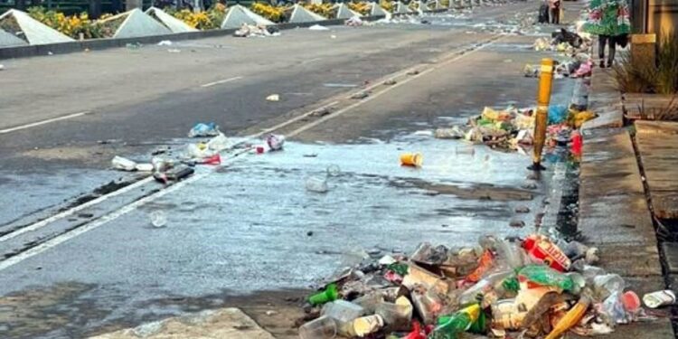 Retiran 40 toneladas de basura tras festejos en Zócalo y Reforma