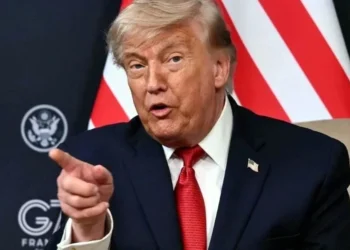 Amaga Trump con reanudar ataques a Irán si ‘no se comportan’