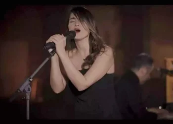 Condenan a artista a 74 latigazos por cantar sin velo