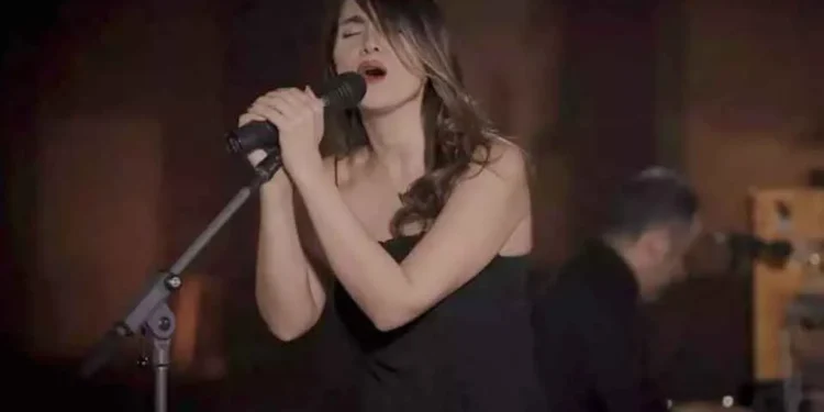 Condenan a artista a 74 latigazos por cantar sin velo