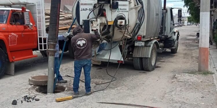 JAPAM refuerza mantenimiento preventivo de drenajes en San Juan del Río