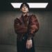 Condenan a mujer por acosar a Jung Kook, de BTS