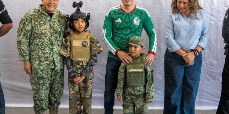 Rodrigo Monsalvo inaugura exposición militar Conín en beneficio de niñas, niños y adolescentes