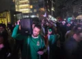 Arman escándalo hinchas mexicanos afuera de hotel de Ecuador
