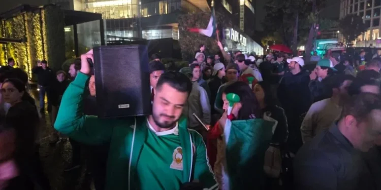 Arman escándalo hinchas mexicanos afuera de hotel de Ecuador