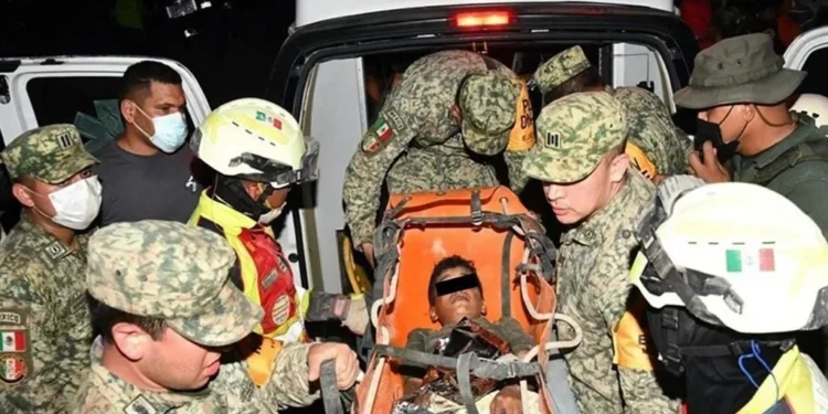 Rescata Ejército mexicano a niño bajo escombros en Venezuela