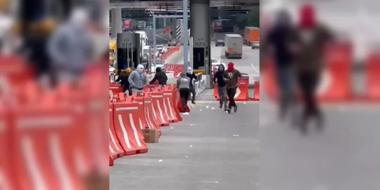 Bloquean normalistas caseta de México-Cuernavaca