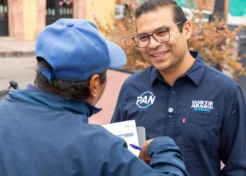 Panistas reúnen 45 mil firmas para solicitar al INE el retiro del registro de Morena