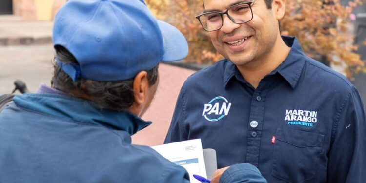Panistas reúnen 45 mil firmas para solicitar al INE el retiro del registro de Morena