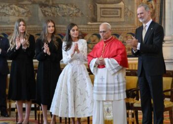 La familia real española recibe al papa en el Palacio Real
