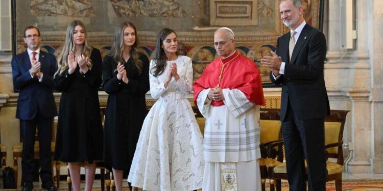 La familia real española recibe al papa en el Palacio Real