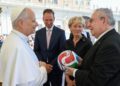 León XIV recibe balón del Mundial; pide que México, EU y Canadá mantengan cooperación