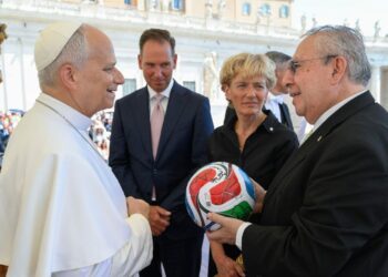 León XIV recibe balón del Mundial; pide que México, EU y Canadá mantengan cooperación