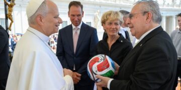 León XIV recibe balón del Mundial; pide que México, EU y Canadá mantengan cooperación