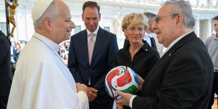 León XIV recibe balón del Mundial; pide que México, EU y Canadá mantengan cooperación