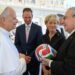 León XIV recibe balón del Mundial; pide que México, EU y Canadá mantengan cooperación