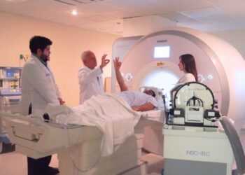 Llega a México el primer tratamiento sin cirugía para el Parkinson