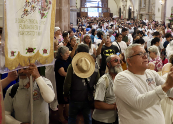 Peregrinos queretanos se encomiendan a la Virgen en el templo de La Congregación