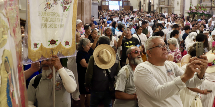 Peregrinos queretanos se encomiendan a la Virgen en el templo de La Congregación