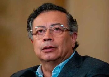 Ordenan suspensión provisional de Petro