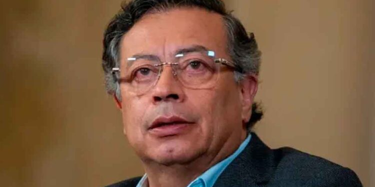 Ordenan suspensión provisional de Petro