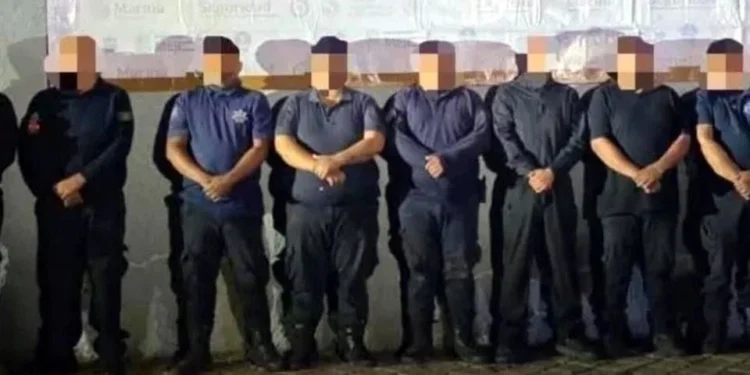 Detienen a ocho policías en Michoacán vinculados al CJNG
