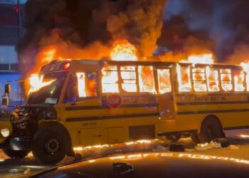 Nueva York celebra victoria de los Knicks con destrozos; hay 63 detenidos