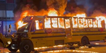 Nueva York celebra victoria de los Knicks con destrozos; hay 63 detenidos