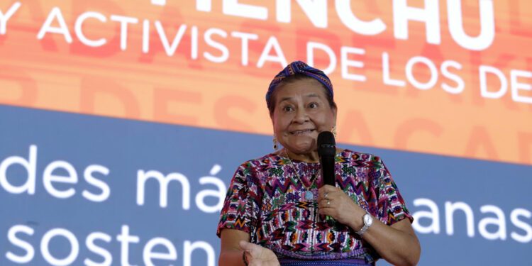 Rigoberta Menchú llama a poner a las personas en el centro de las ciudades inteligentes